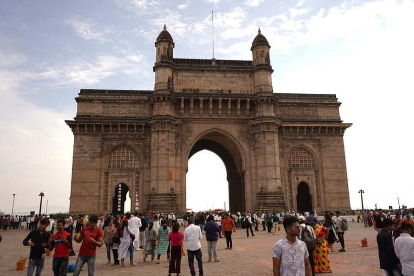 Mumbai: Private Sightseeing Tour and Slum Tour with Pickup - Your Private Guides: Funny Stories and Clear Explanations