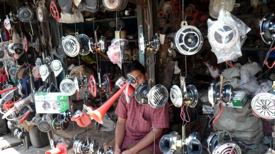 Mumbai: Public Transportation Tour - The bus-to-train rhythm and the Dadar flower market pause