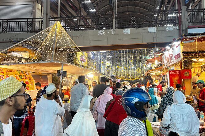 Mumbai Street Food & Bazaar Tour with Local Transport - Bhuleshwar Bazaar: spices, textiles, and shopping lanes that explain the flavors