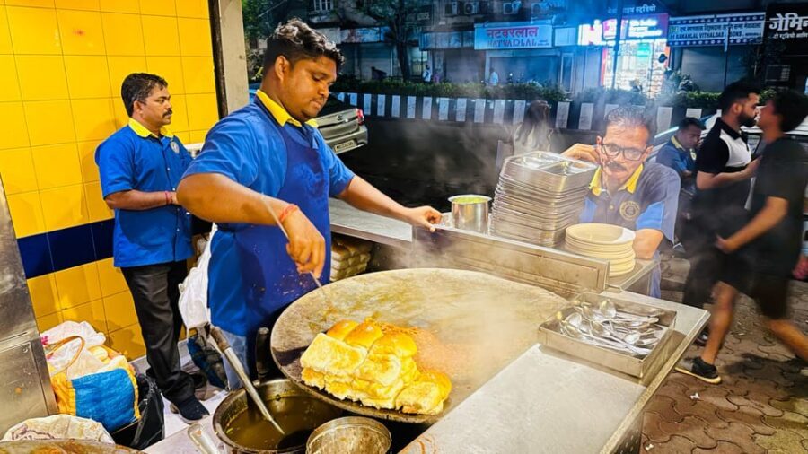 Mumbai: Street Food Tasting Tour - The short black cab transfer: a breather in the middle of chaos