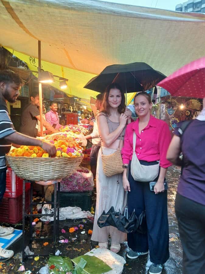 Mumbai:Dhobi Ghat Laundry,Dharavi Slum & Flower market Tour - Churchgate Station: Where Mumbai’s day begins