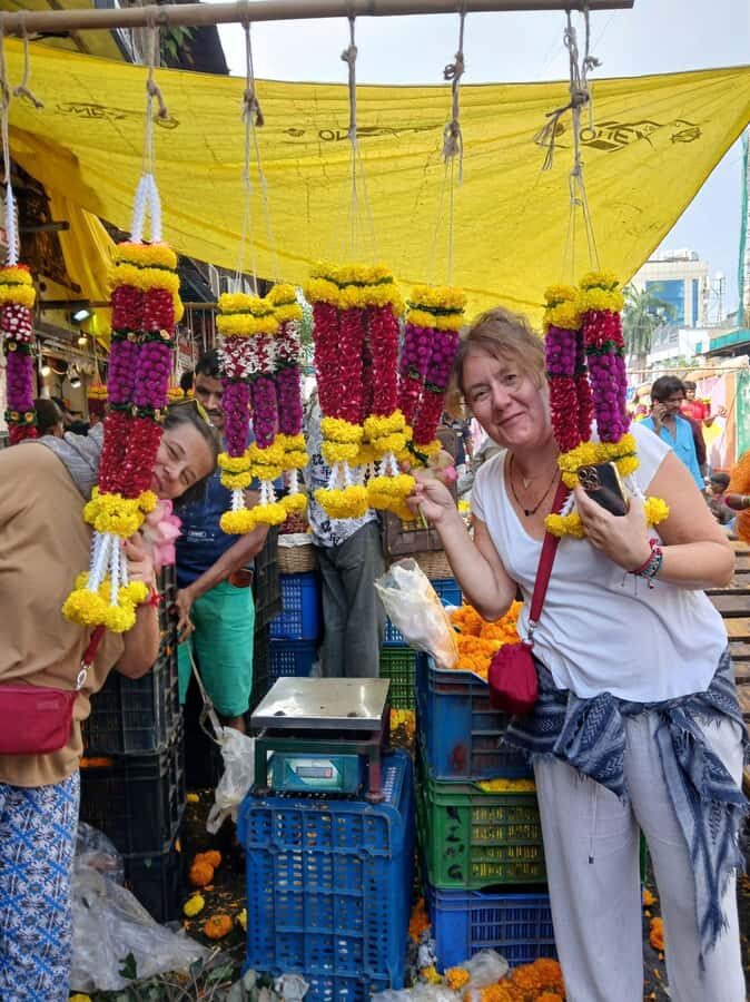 Mumbai:Dhobi Ghat Laundry,Dharavi Slum & Flower market Tour - Dhobi Ghat Open-Air Laundry: Train windows to real work