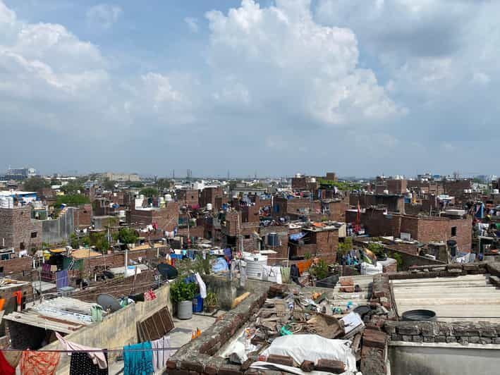 New Delhi - Ethical Sanjay Colony Slum Tour with Local guide - Work and everyday living: clothing-industry life and a household visit