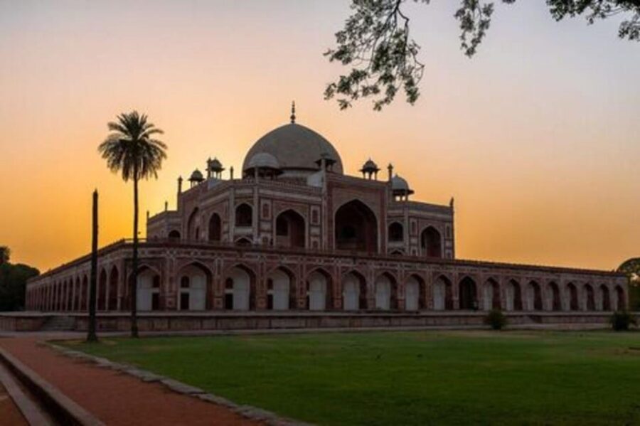 New Delhi: Evening Delhi Nights City Guided Tour - Agrasen ki Baoli Stepwell: Where You Walk Before It Closes