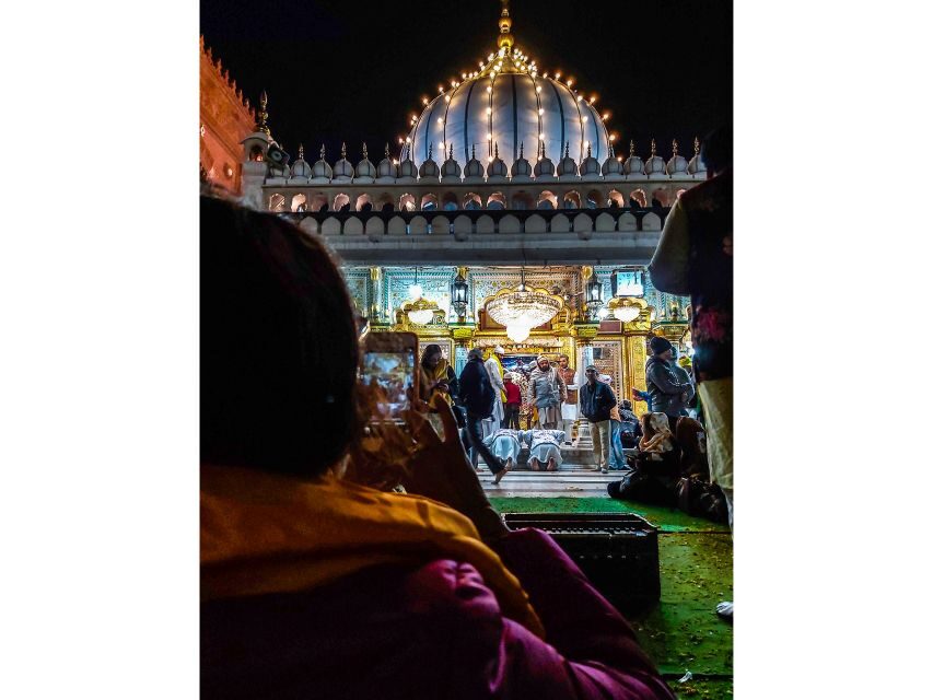 New Delhi: Guided Night Photography & Heritage Tour of Delhi - Gurudwara Bangla Sahib at night: a different kind of architecture