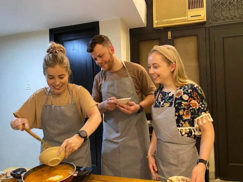 New Delhi: Indian Cooking Class in a Local Home - JD teaching, Bindra welcoming: the human part matters