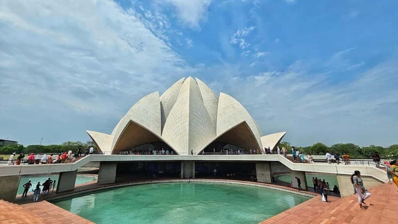 New Delhi: Lotus Temple Private Tour with Skip-the-Line - Gardens, photos, and the slow start that sets the tone
