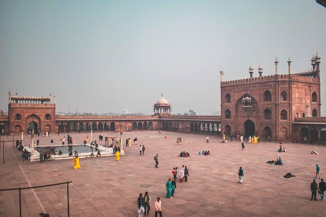 New Delhi Private City Day Tour with Guide Including Pick & Drop - Gurudwara Bangla Sahib: Sikh worship and a pool in the courtyard
