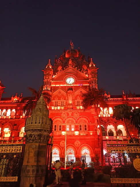 Night Tour: Mumbai’s Nights & Buzzing Bazaars - Taj Mahal Palace and Oval Maidan: iconic scenery with quick stops