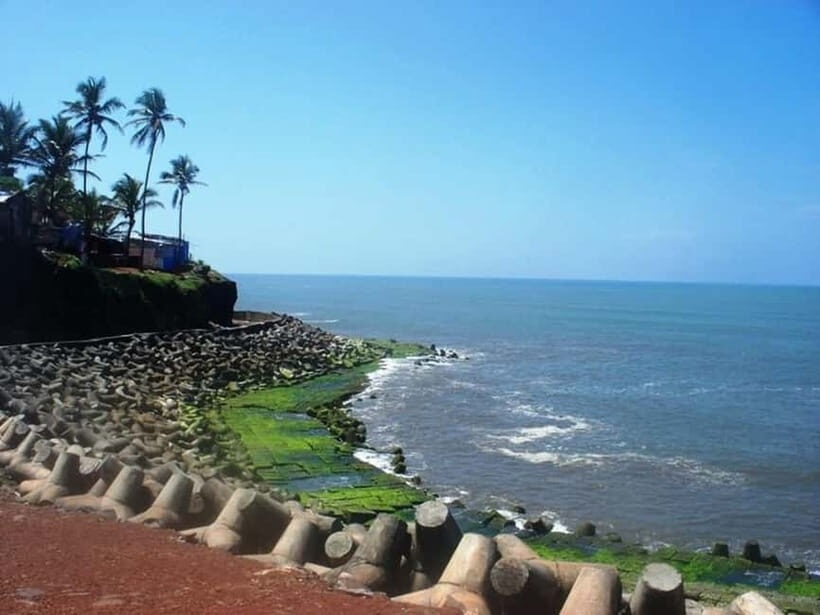 North Goa: Sightseeing Tour Sharing Coach - Calangute Beach: the easiest first step into North Goa