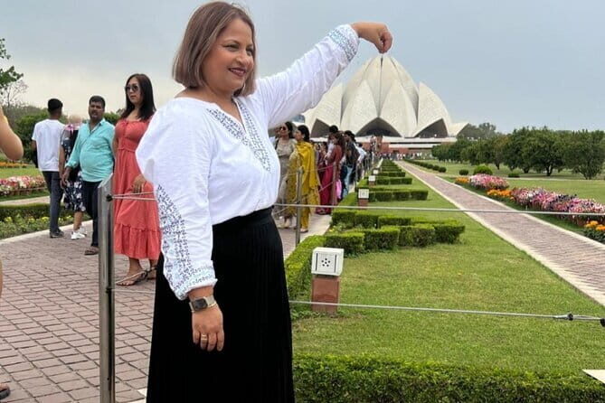 Old And New Delhi Private Guided Tour With Entrances- 8 Hours - Red Fort and the Mughal scale problem (in the best way)