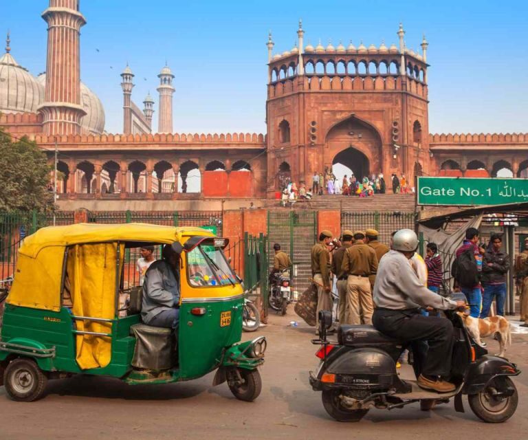 Old Delhi: 3-Hour Private Tuk-Tuk/Rickshaw Ride Tour - Gurudwara Sis Ganj: Sikh culture you can actually observe