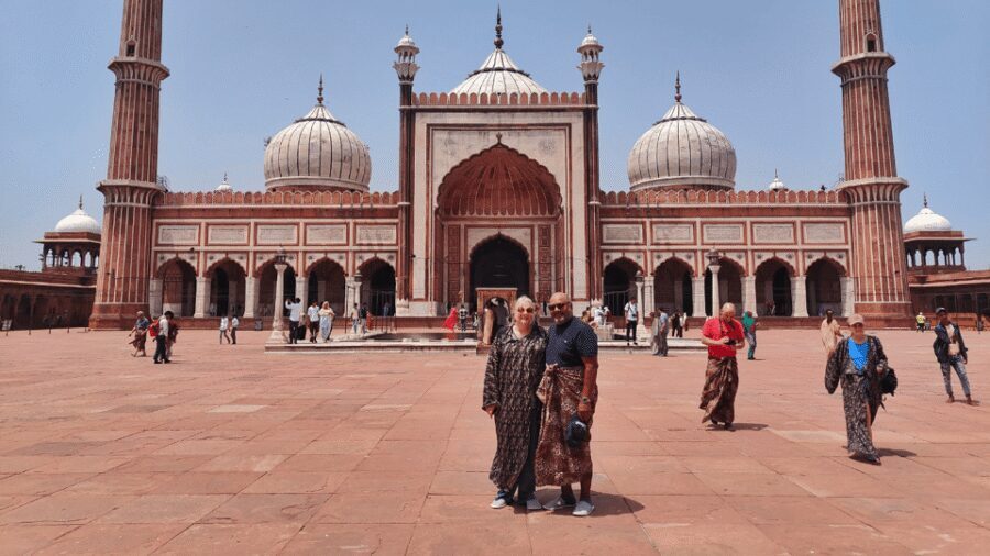 Old & New Delhi Guided City Tour: Half or Full Day Available - Gurudwara Bangla Sahib: Spiritual Calm and the Free Community Kitchen