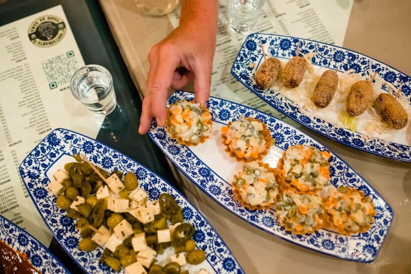 Panaji: Feni and Tapas Food Trail in Panjim - The First Culinary Stop: Welcome Feni and Snack-Focused Pairings