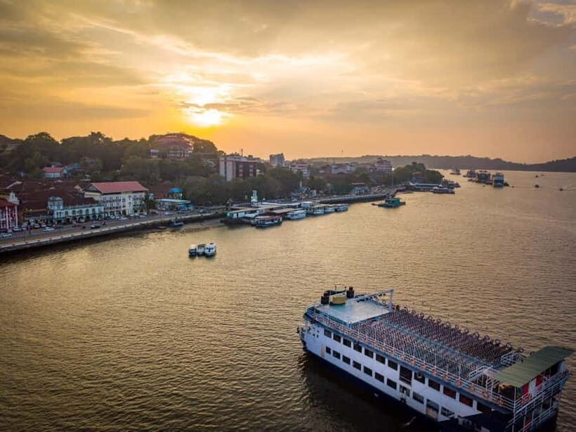 Panaji: Sunset Boat Party with Bollywood DJ and Dance Shows - One hour on the Mandovi: the cruise rhythm plus a built-in dance show