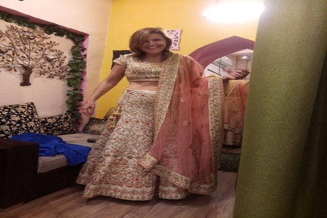 Personalized Old & New Delhi Markets & Shopping Tour - Sarojini Nagar: street-style shopping with real momentum
