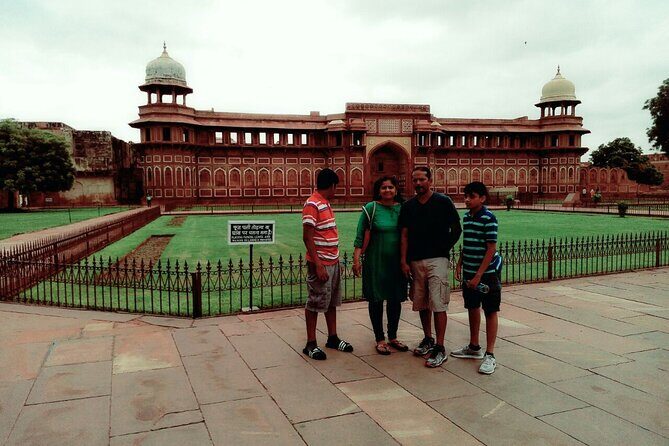 Private Day Tour Tajmahal Agra From Delhi - Lunch in an AC local restaurant: what to expect from the break