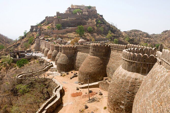 Private Day Trip to Kumbhalgarh Fort and Ranakpur from Udaipur - From Udaipur by A/C: the easy way to reach the Aravallis