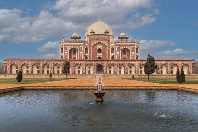 Private Full Day Old and New Delhi City Tour - Lotus Temple: the calm, circular shape you can feel right away