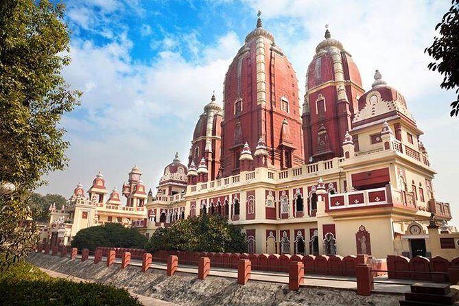 Private Full - Day Temple Tour In Delhi By Car - Gurudwara Bangla Sahib: Sikh worship with a pond, art gallery, and lunch break
