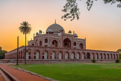 Private Full-Day Tour of Old and New Delhi - Old Delhi core: Jama Masjid, the Red Fort area, and a Chandni Chowk rickshaw
