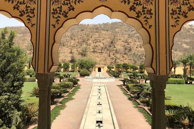 Private Jaipur Half-Day: Amber Fort, Stepwell, Jal Mahal & Gaitor - Guide and driver impact: the difference between seeing and understanding