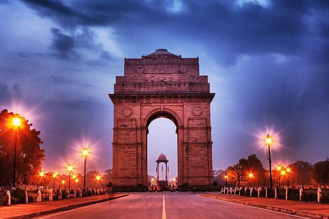 Private Night View of Delhi Tour 4 Hours - India Gate, Parliament House, and Rashtrapati Bhavan from the road