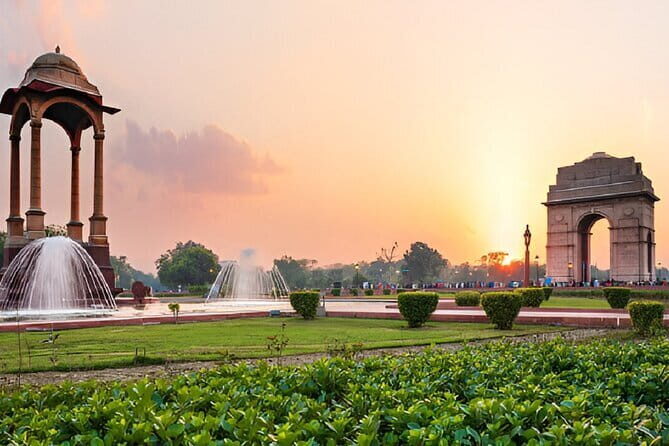 Private Old and New Delhi Full-Day Guided Tour all Inclusive - Gurudwara Bangla Sahib: a calm cultural stop that breaks the day
