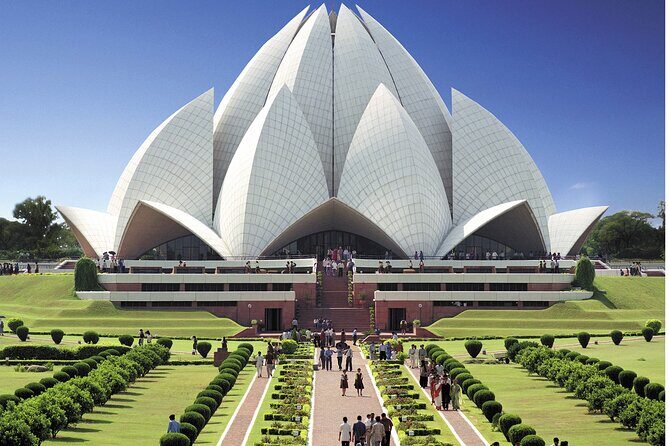 Private Old and New Delhi Full-Day Tour with Akshardham Temple - Jama Masjid: a massive courtyard and a calm, planned visit