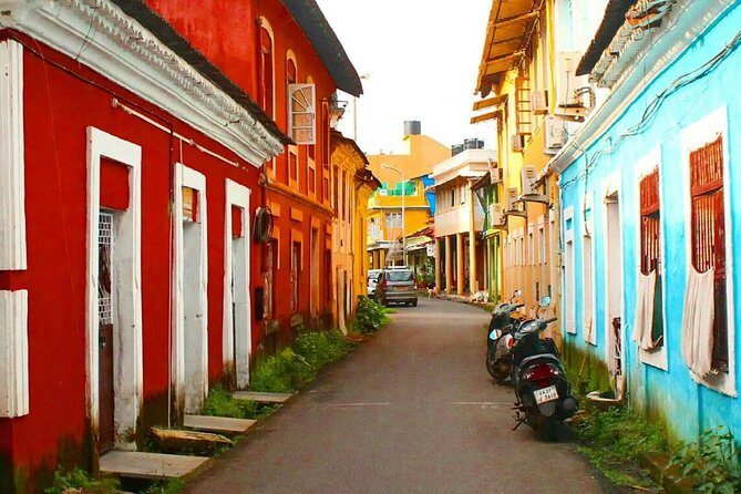 Private Portuguese Heritage Tour: Se Cathedral, Basilica of Bom Jesus and Dona Paula Beach in Goa - Stop 1: Basilica of Bom Jesus and St. Francis Xavier