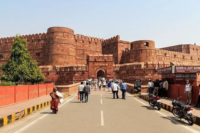 Private Same Day Sunrise Taj Mahal Tour from Delhi by Car - Saurabh and the power of a good guide on monumental days