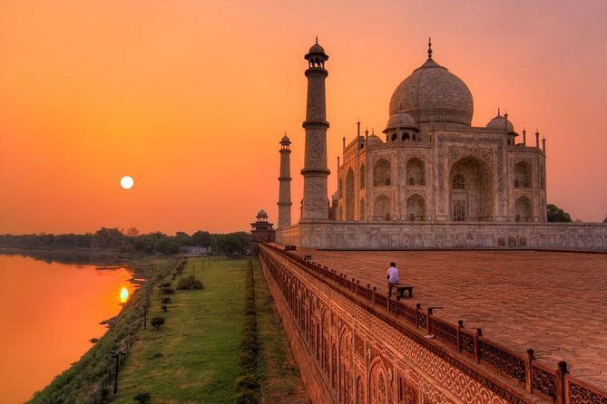 Private Taj Mahal and Fatehpur Sikri Tour From Delhi with Lunch - Taj Mahal with a guide: what you should focus on