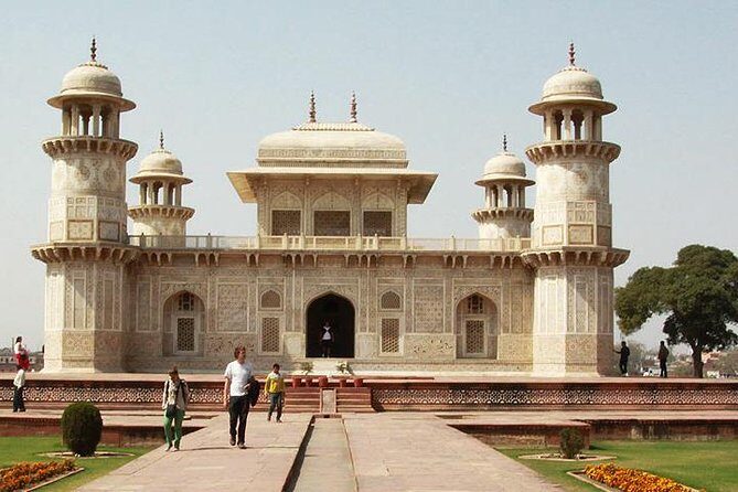 Private Taj Mahal and Fatehpur Sikri Tour From Delhi with Lunch - Meeting your guide and heading to the Taj Mahal