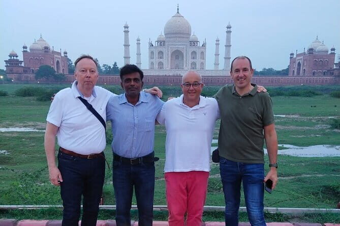 Private Tour Guide For Taj Mahal - Agra Fort in 90 minutes: Mughal muscle and one main entry gate