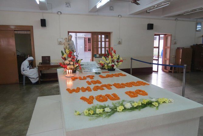 Private Tour Places of Worship in Kolkata including Mother House - Nakhoda Masjid and Saint Paul’s Cathedral: a day of faith contrasts