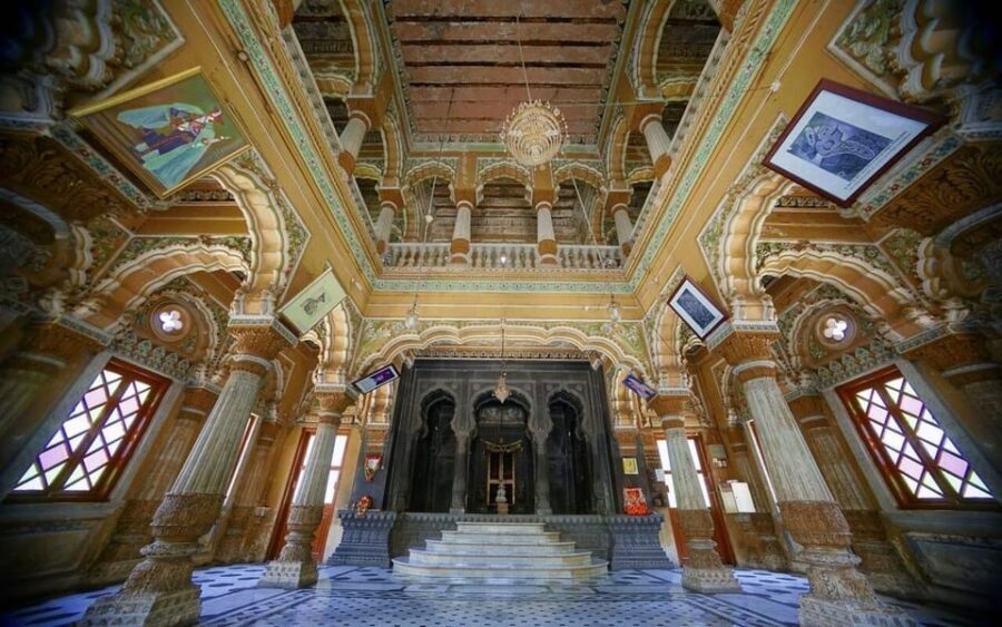 Pune: Cultural Half-Day City Tour with Snacks (AC Car Tour) - Snack and chai culture at a local café