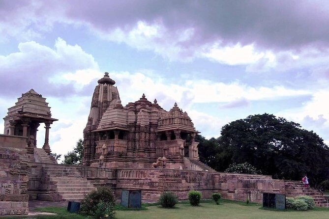 Raneh Waterfalls and Tantalizing Khajuraho Temples Tour - What the guide does at Raneh: how Ghanshyam-style explanations change the stop