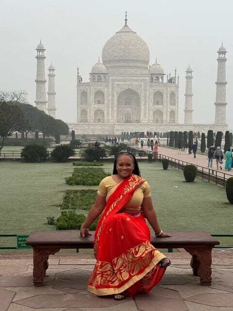Rent a sari or kurta pajama for Taj Mahal visit & picture - Who should book this (and who might not)
