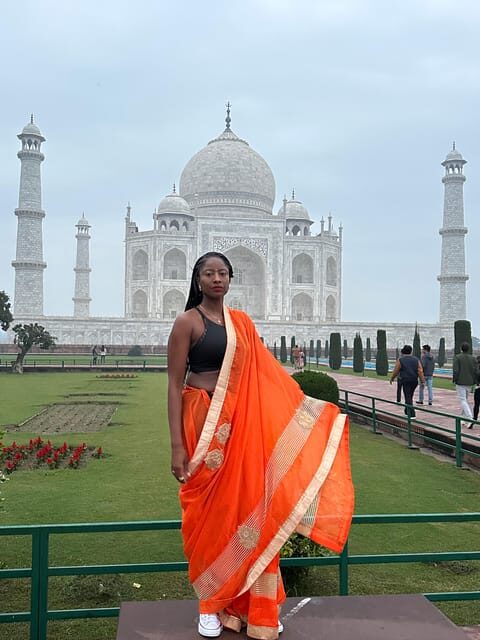 Rent a sari or kurta pajama for Taj Mahal visit & picture - Skip-the-line entry: what it means for your visit