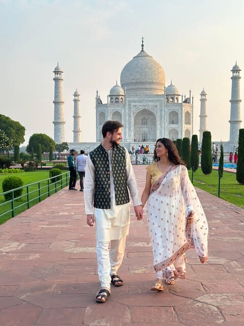 Rent a sari or kurta pajama for Taj Mahal visit & picture - Photo stops: the part that usually turns into your best memory