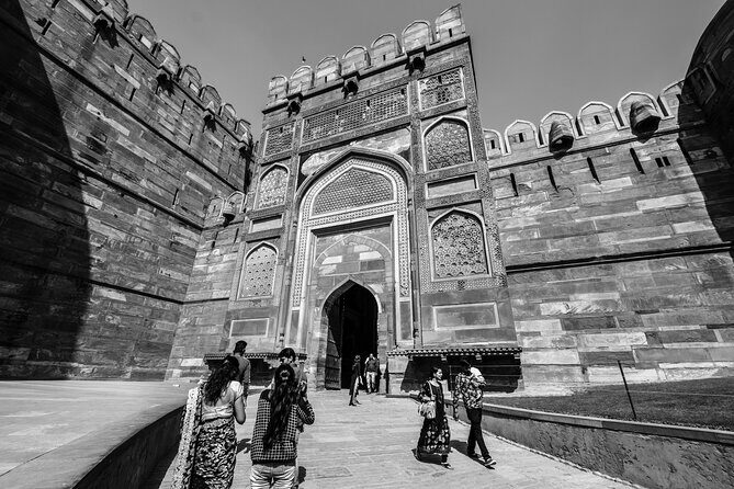 Romantic Sunset at the Taj Mahal: Day Trip from Delhi to Agra - Shopping time in Agra: how to do it without losing your day