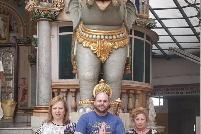 Sacred sites Mumbai tour: Hinduism, Christianity, Judaism & more - Babulnath Temple: Hindu Shiva worship up close