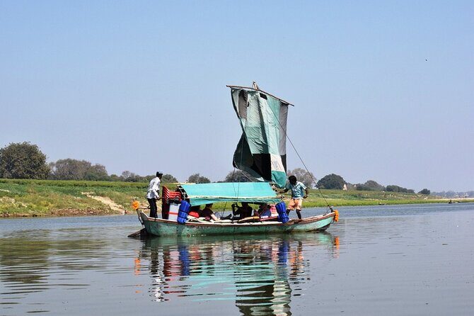 Sailing and Camping on the Ganges - A private wooden boat with boatman and kitchen crew