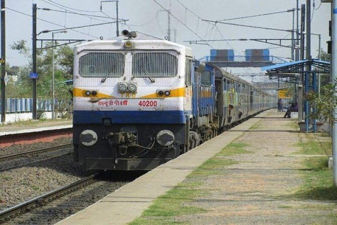 Same Day Agra Tour By Gatimaan Express Train from delhi - Breakfast on the train, lunch in Agra, and what’s actually included