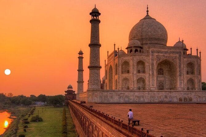 Same Day Agra Tour from Delhi by surface - Taj Mahal with a guide: more than walking and photographing