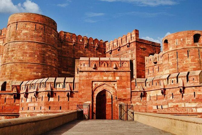 Skip The Line Taj Mahal and Agra fort Tour - Entering the Taj Mahal with a guide and a photo plan