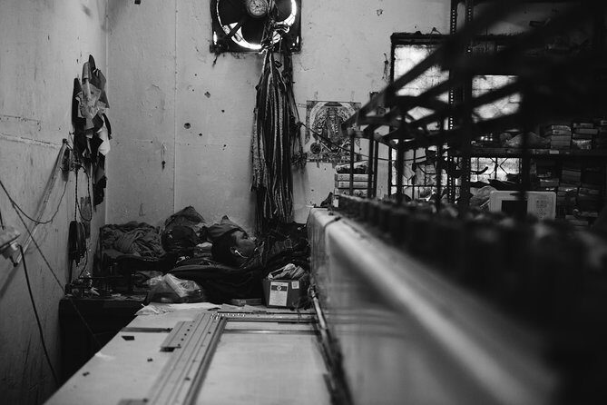 Small- Group Delhi Slum Walking Tour - Stop 1: Pandav Nagar’s industries, temples, and fruit markets