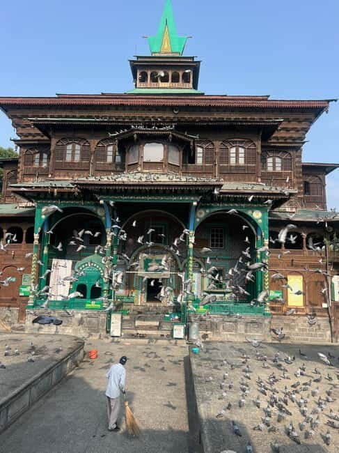 Srinagar Old City Heritage Walking Tour with Kahwa Tea - Walking the Old City: Pather Masjid to Jamia Masjid Srinagar