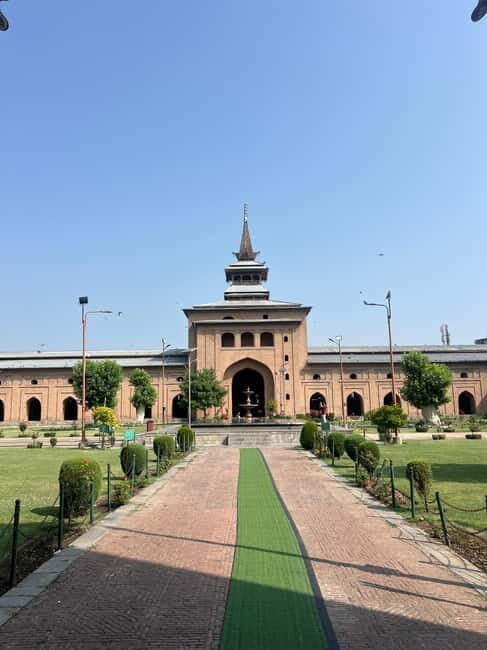 Srinagar Old City Heritage Walking Tour with Kahwa Tea - Markets and craft encounters: what you’ll notice after the guide talks