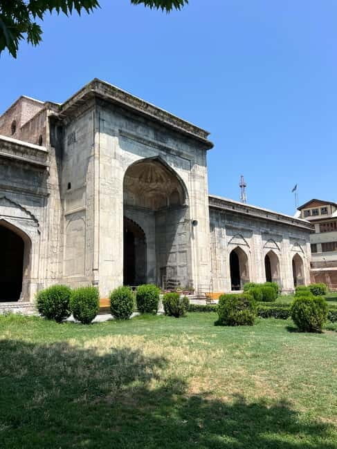 Srinagar Old City Heritage Walking Tour with Kahwa Tea - Who tells the stories: guides with real Srinagar depth